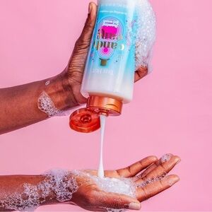 ✨BNWT - Tree Hut Candy Cane Nourishing & Moisturizing Foaming Gel Wash, 18 oz.✨